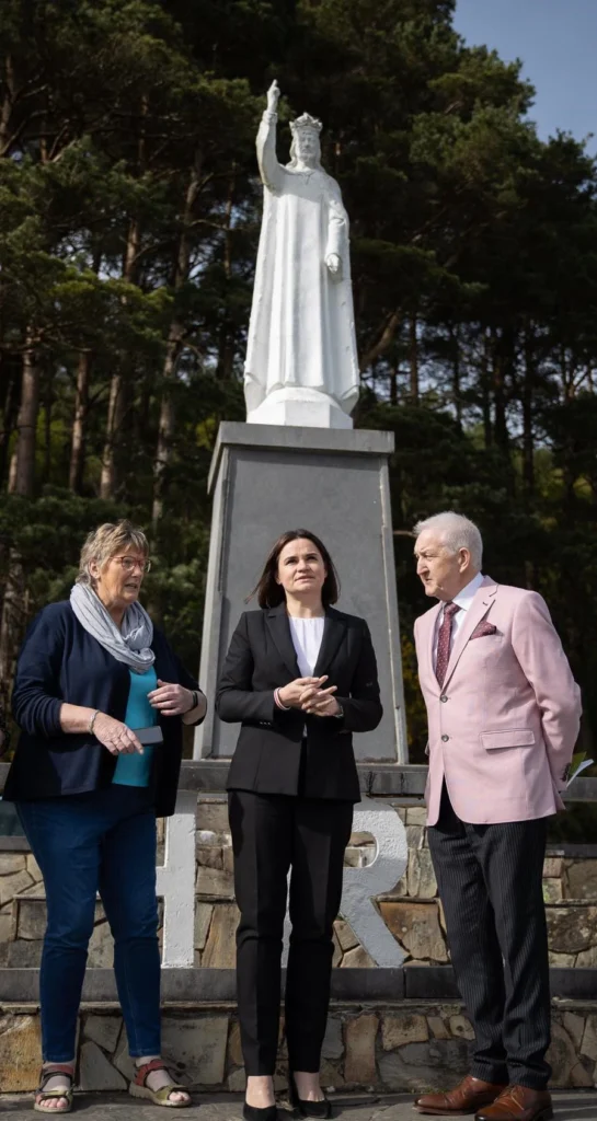 Sviatlana Tsikhanouskaya at Christ the King statue in the Glen of Aherlow, Tipperary, with Martin Quinn, Tipperary Peace Convention and Helen Morrissey